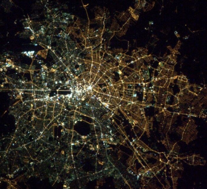 Desde el espacio, todavía se puede ver la frontera entre Berlín Oriental y Occidental debido a los diferentes tipos de luces utilizados en las regiones