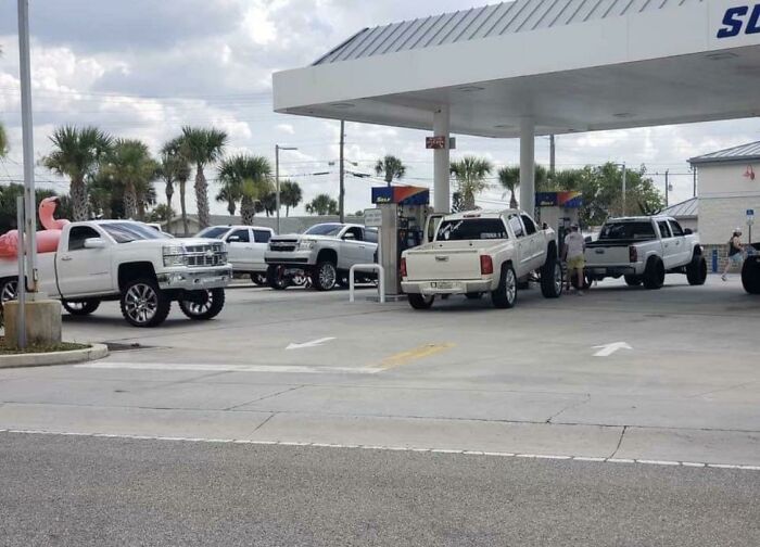 Toda una gasolinera de feos coches modificados