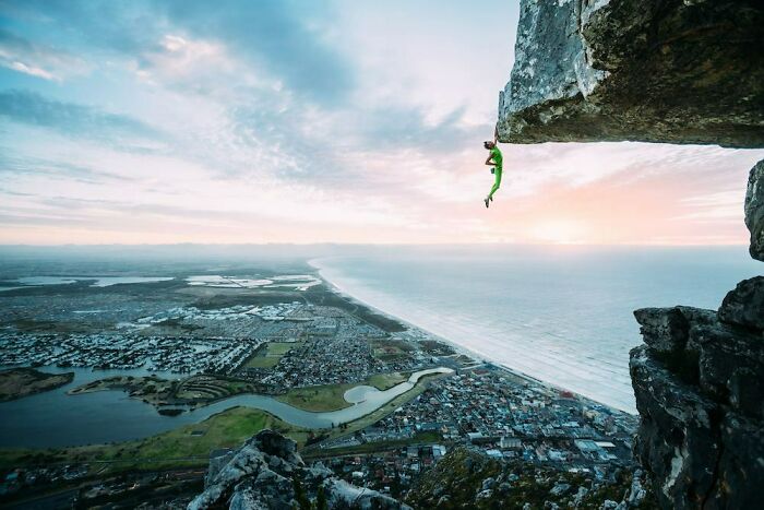 Matt Bush colgando en cinco dedos en la primera ascensión en libre de "Heaven On Earth". Foto de Micky Wiswedel