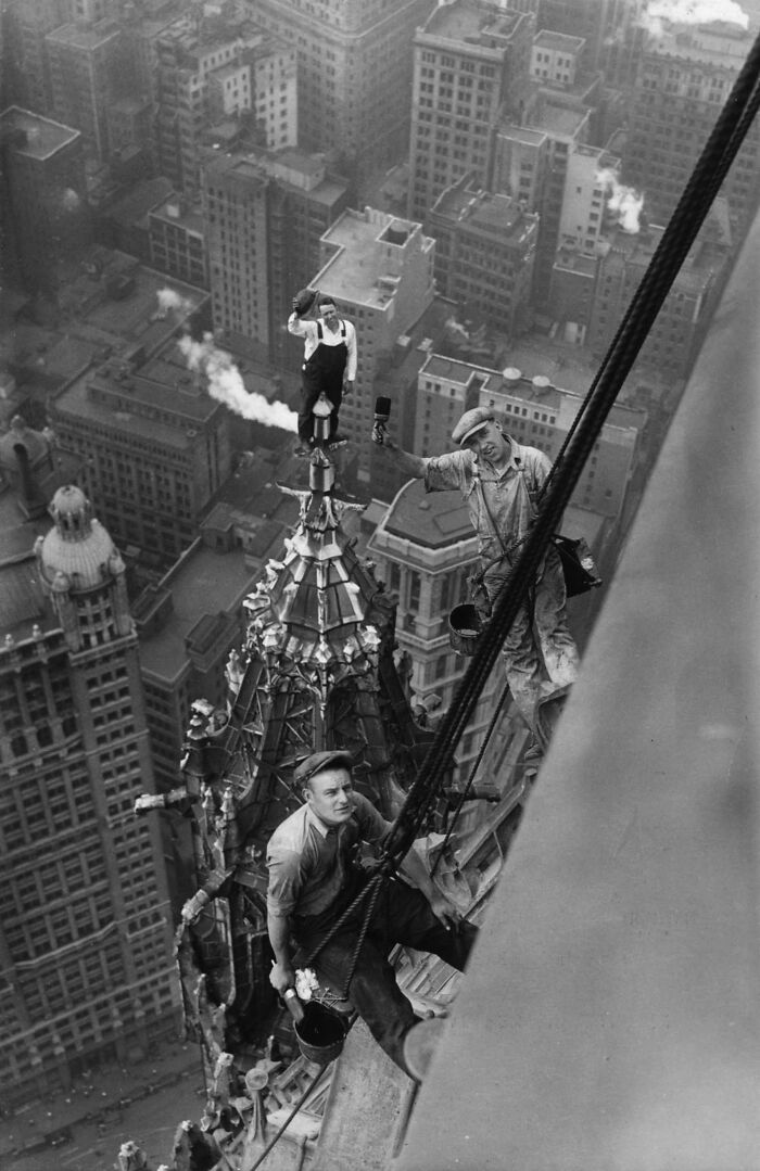 Pintores en el entonces edificio más alto del mundo, el edificio Woolworth, Nueva York, 1926