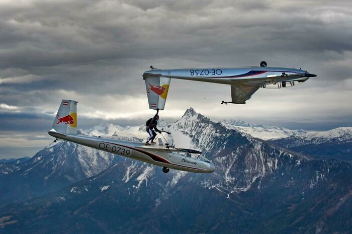Oh, ya sabes, sólo estoy sosteniendo otro avión. En medio del aire