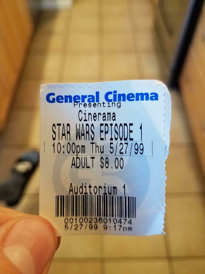 Mi compañero se compró unos pantalones en la tienda de 2ª mano y tenían esta entrada de cine en un bolsillo