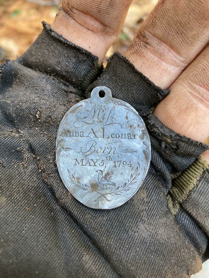Este colgante de plata que encontré con un detector de metal, de 1794