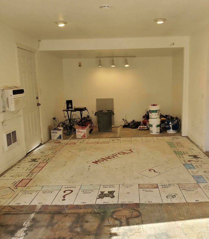 Mis suegros estaban cambiando la moqueta y encontraron un tablero gigante de monopoly