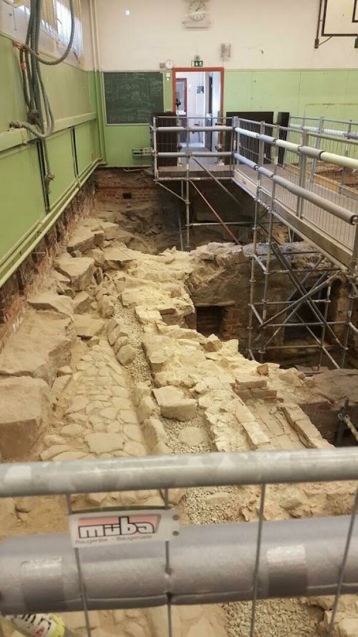 Ruinas medievales encontradas por casualidad bajo el gimnasio de una escuela