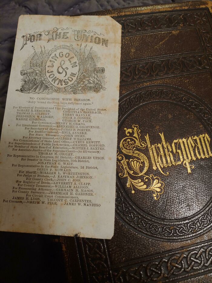 Este "marcapáginas" en un antiguo libro de Shakespeare es una papeleta de voto de la guerra civil estadounidense
