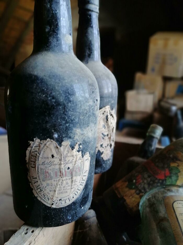 He encontrádo 2 botellas de Guinness en el ático, creo que de 1874
