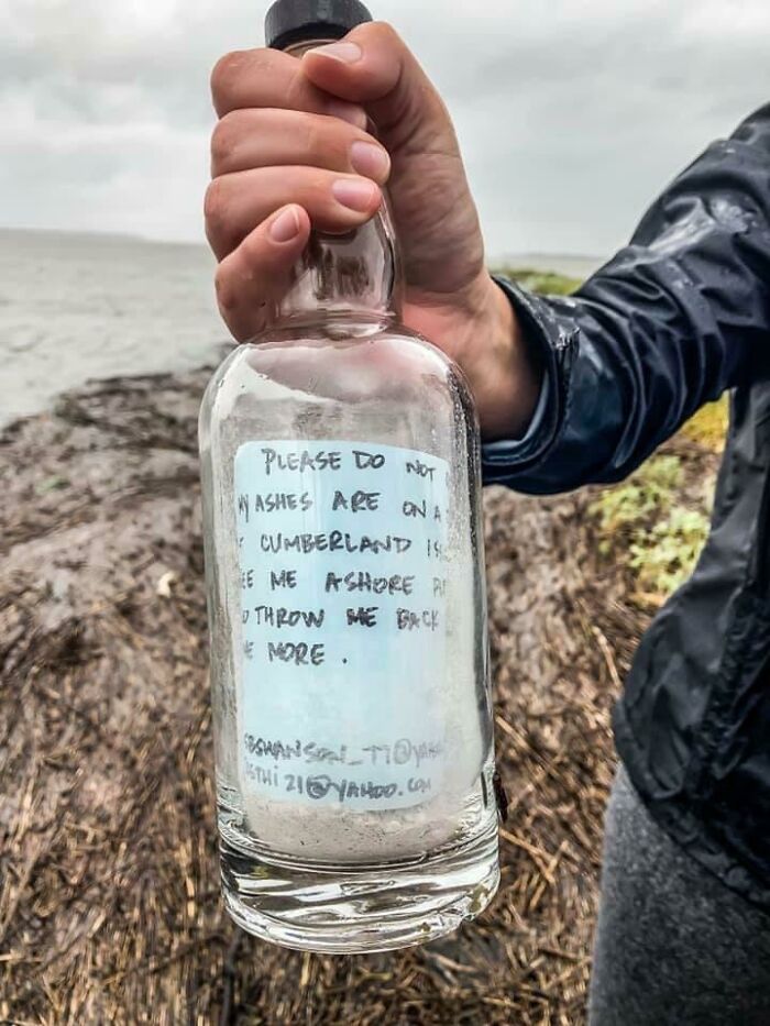 "Por favor, no me abras, mis cenizas están de viaje, empezaron en la isla de Cumberland, así que si me encuentras en una orilla, por favor, haz una foto, mándala a este email y devuélveme al mar para que siga viajando"