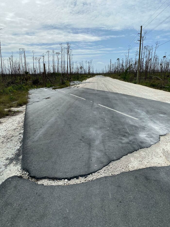 Una tormenta literalmente levantó y movió esta carretera