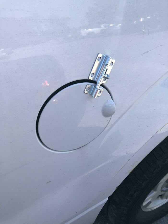 La tapa del depósito de gasolina dejó de cerrarse correctamente, así que se me ocurrió una solución