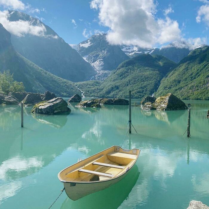 Tomé esta foto el jueves viajando en mi propio país, Mauranger, Noruega. El agua verde azul viene de un glaciar