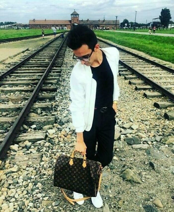 Cuando presumes tu bolso Louis Vuitton en los rieles que transportaron a incontables judíos a su muerte