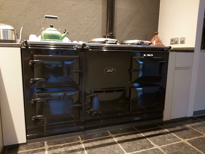 ¡Nuestra cocina Aga que vino con la casa nos sobrevivirá a todos! Esta cosa está construida como un tanque y es una absoluta delicia trabajar con ella