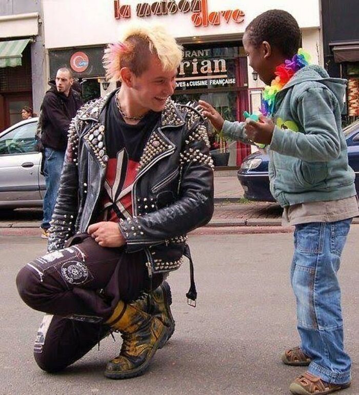 Un punk y un niño | Bruselas, Bélgica, 2009. Foto de M. Lambrechts