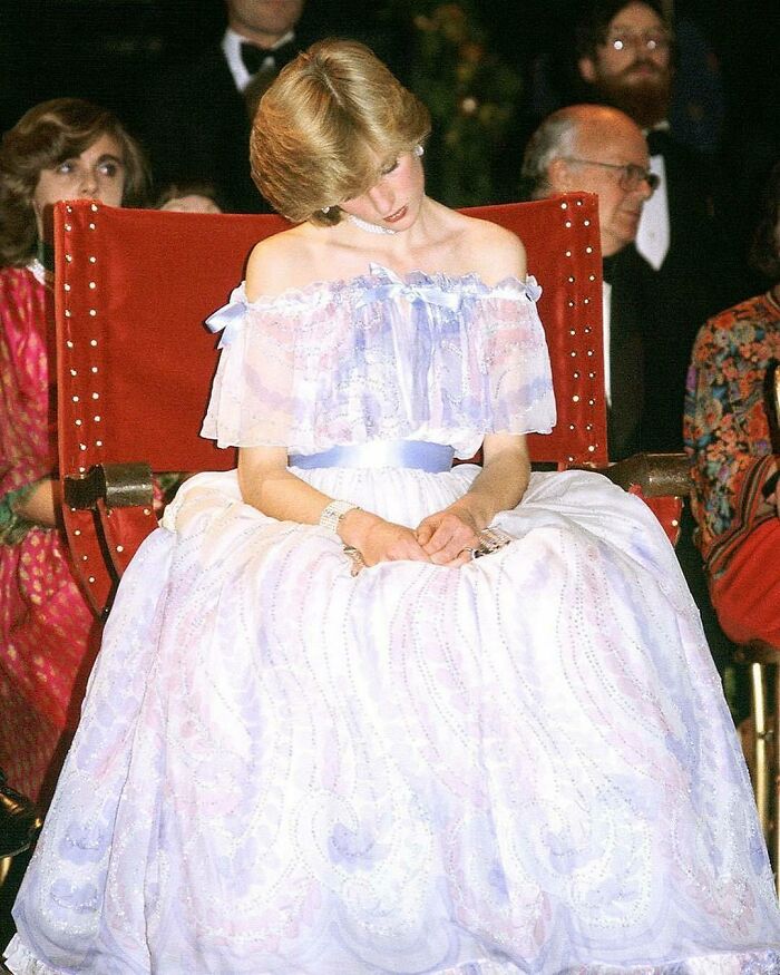 La famosa foto de Lady Diana quedándose dormida durante un compromiso real oficial, en 1981. En realidad, estaba embarazada del príncipe Guillermo en ese momento, pero su embarazo aún no se había anunciado
