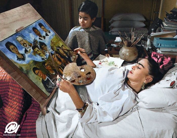 Frida Kahlo pintando en la cama, años 50
