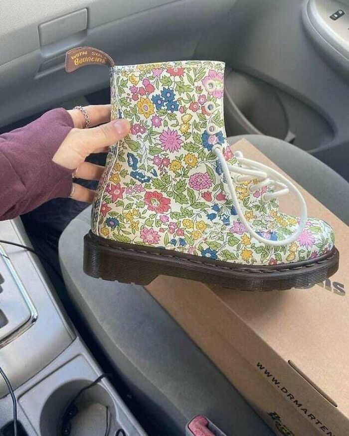 "Dr. Martens nuevas en su caja y con etiquetas. 25$. Las conseguí de Facebook Marketplace de una chica que no los quería. Son increíbles y estoy sin palabras"