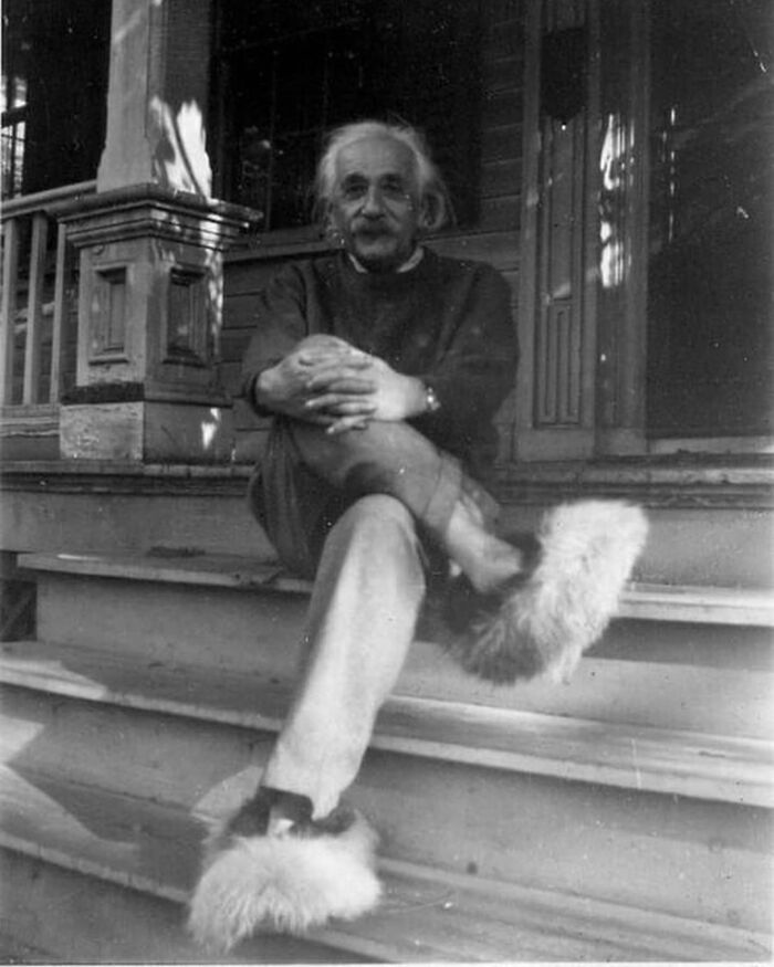 Albert Einstein con zapatillas de peluche, años 50