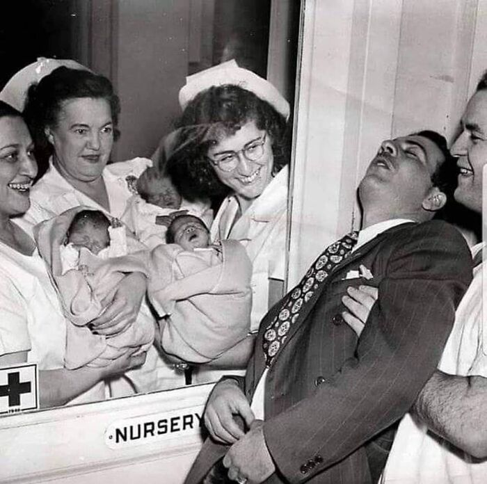 Enfermeras mostrando unos trillizos recién nacidos a un padre sorprendido en un hospital de Nueva York, 1946. Foto de Keystone-France
