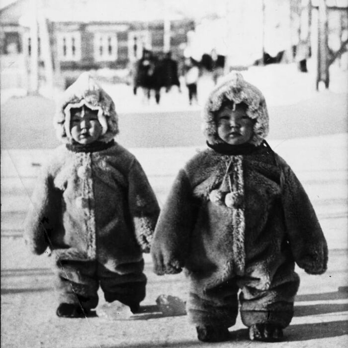 Estos gemelos de una calle rusa están tan bien protegidos contra el frío que parecen pingüinos, 1968