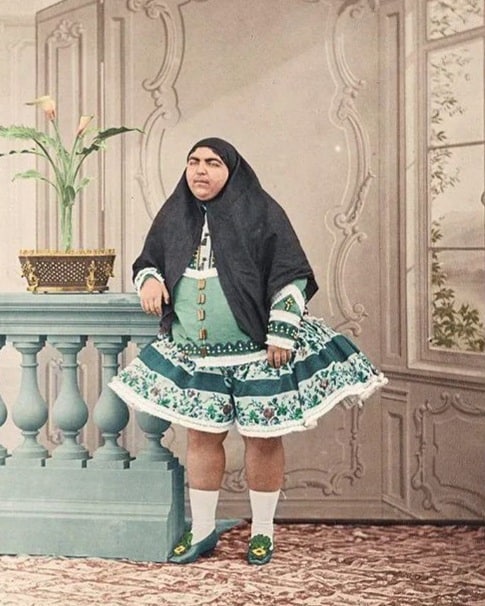 La princesa Fatemeh Khanum fue la princesa de Persia. Era la hija del rey Nasir Al-Din Shah Qajar, que gobernó Persia de 1848 a 1896. Fue considerada el máximo símbolo de belleza en Persia a principios del siglo XX