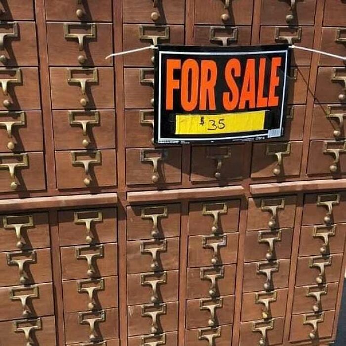 "¡Esta belleza es mía! Una tienda de hidráulica lo estaba vendiendo y una compañera de trabajo lo vio al entrar. Corrí a buscarlo. Somos bibliotecarios..."