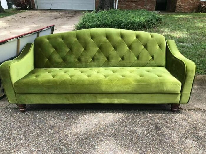 "Un vecino puso este fabuloso sofá de terciopelo verde en la acera. Ahora es mío"