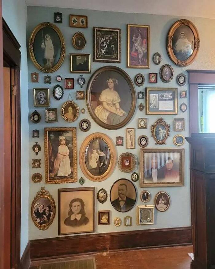 "Mi pared casi terminada, con retratos de personas cuya historia desconozco. Los retratos vienen de mercadillos, rastrillos y tiendas de antigüedades de 2 estados."