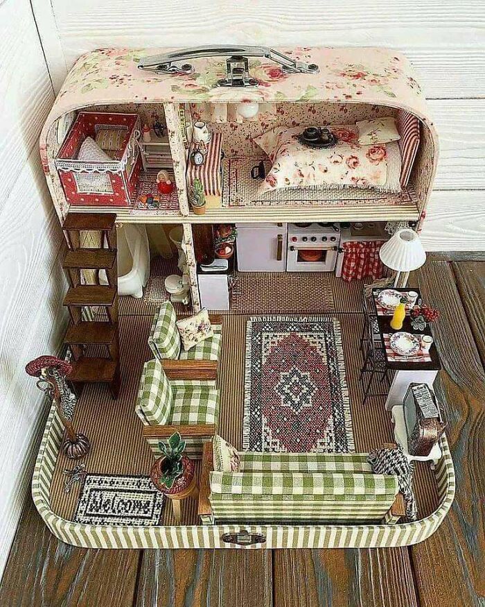 ¿No es encantadora esta maleta que tiene una casa de muñecas dentro?