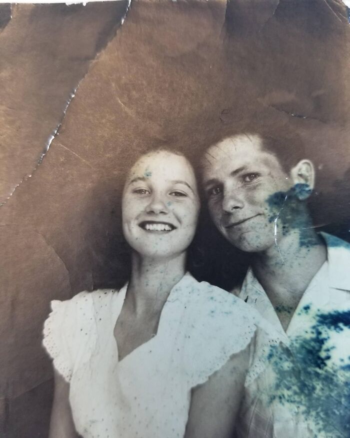 Mi foto favorita de mi abuela y mi abuelo. Tomada el verano después de su graduación de la escuela secundaria en 1950