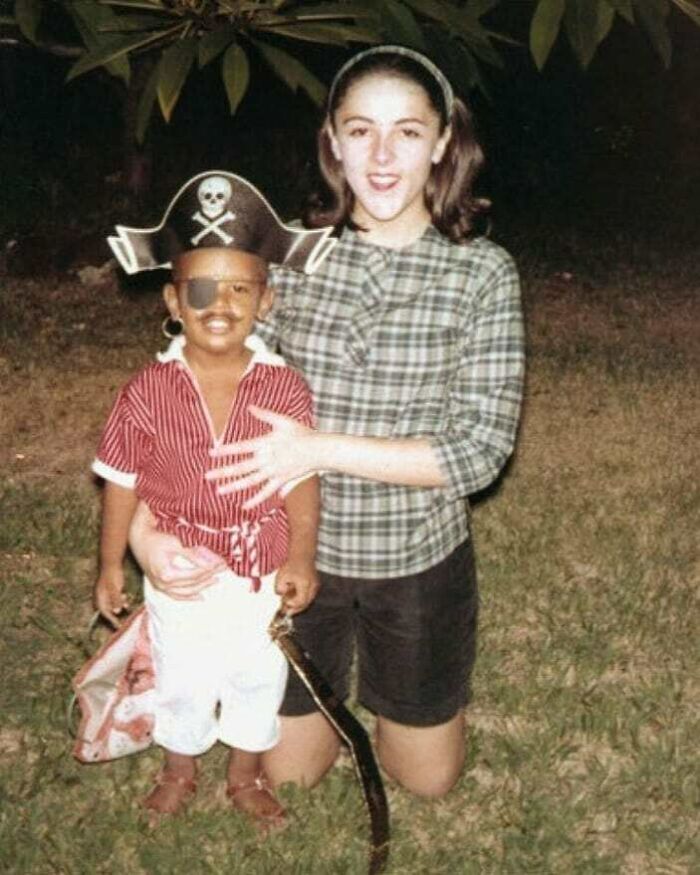 Un joven Barack Obama con su madre en Halloween (1964)