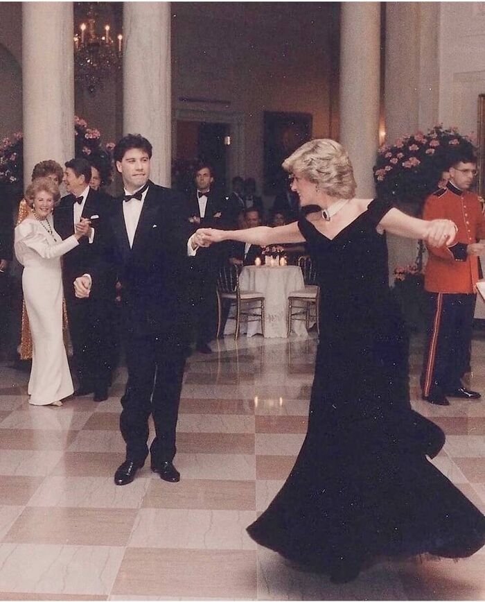 La princesa Diana bailando con John Travolta en una cena en la Casa Blanca, 1985