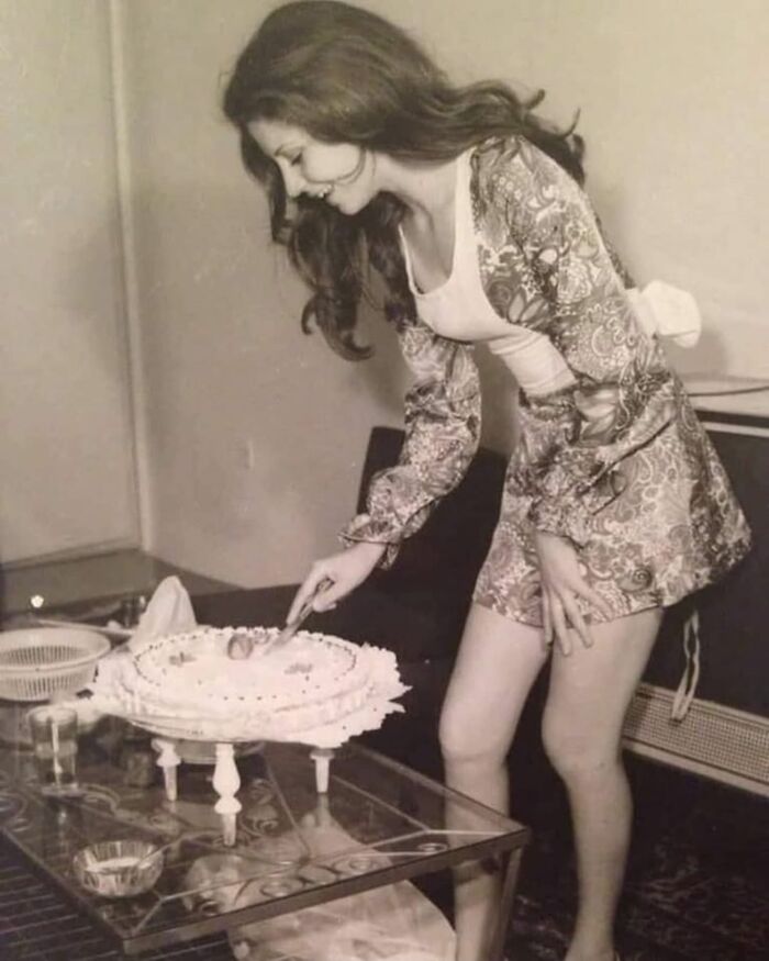 Mujer cortando su pastel de cumpleaños en Teherán, Irán, 1973