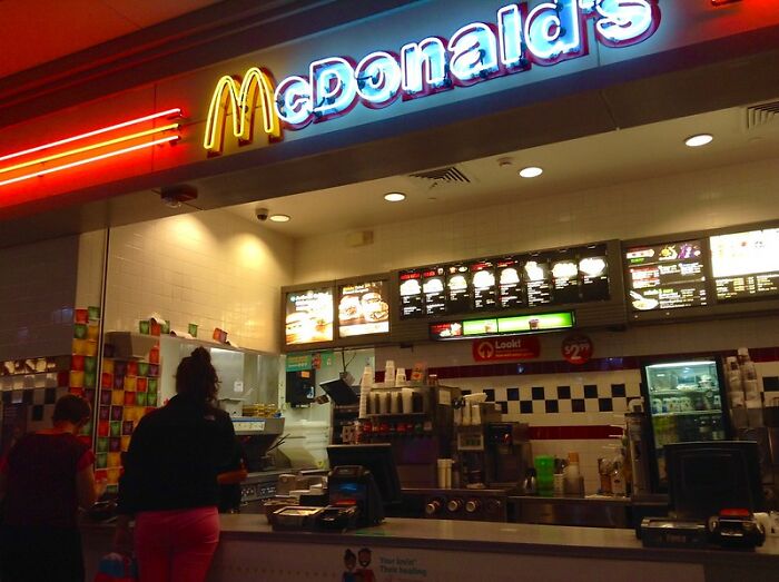 "Estoy harto de gente como tú": Este hombre no puede quedarse a un lado al escuchar a una Karen insultando a los empleados de McDonald's