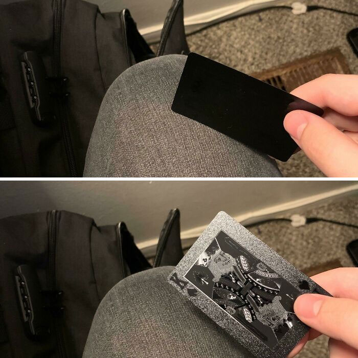 Me compré una baraja de color negro mate con la que no puedes saber qué carta tienes a no ser que la mires directamente