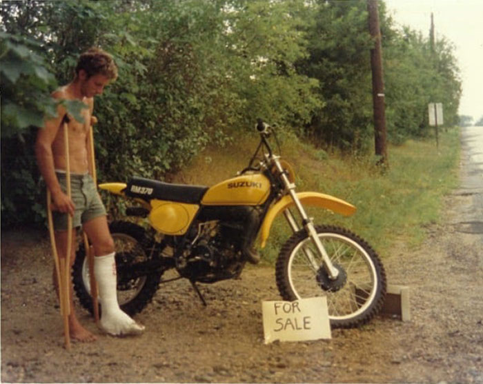Encontré esta vieja foto de mi padre de 1976. Siento que la imagen captura un montón y cuenta una historia
