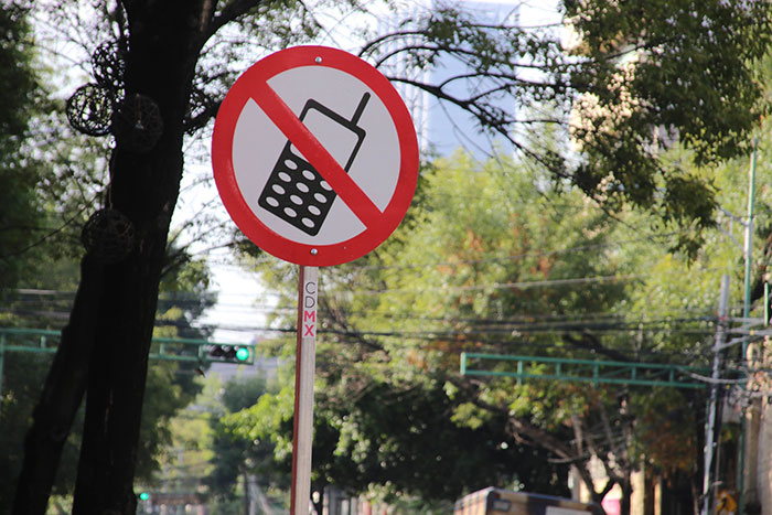 Esta jefa prohibió usar el móvil en el trabajo, haciendo que todas las llamadas pasen por ella, y el personal lo cumple maliciosamente
