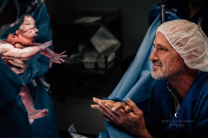 Mejor fotografía en la categoría “Parto”: “La primera mirada” por Ebony Allen-Ankins, Australia