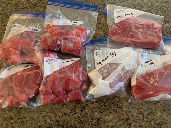 Por fin entiendo por qué la gente compra cortes grandes de carne cuando está de oferta. Dejamos el trabajo para ir a la escuela, tratando de ser más frugales, y conseguimos 2 asados grandes en una oferta de Compra-Uno-Llevate-otro-Gratis y lo procesamos/cortamos en casa nosotros mismos. Ahora tenemos comida para días