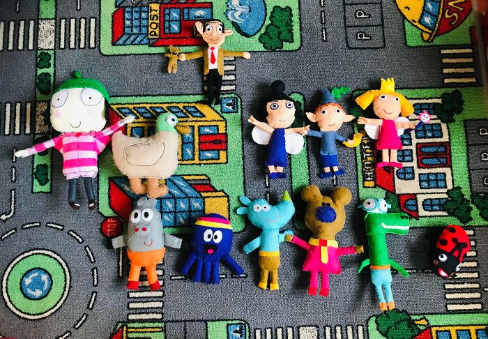 Me niego a pagar los precios tontos de un juguete de peluche, mi hijo quería unos personajes que coincidieran con los programas de televisión para niños (británicos). Así que los hice de fieltro en su lugar