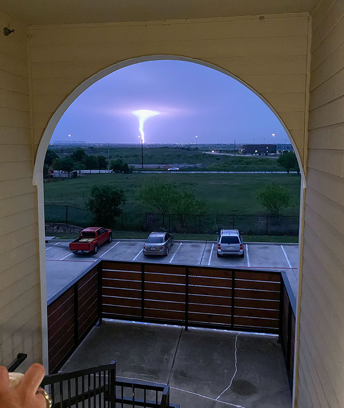 Un relámpago que ilumina un tornado - Fort Worth, Texas
