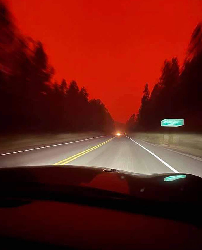 En el norte de Okanagan, BC el humo de los incendios forestales se ha vuelto tan malo que ha bloqueado el sol dejando el cielo rojo sangre