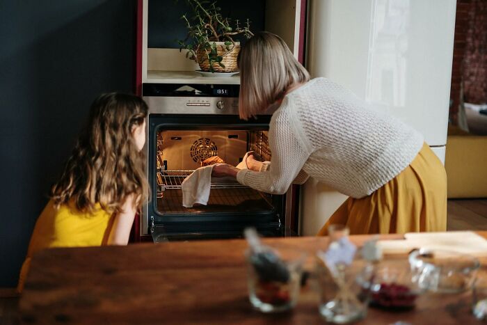 20 Malos hábitos al cocinar que ponen de los nervios a todo el mundo