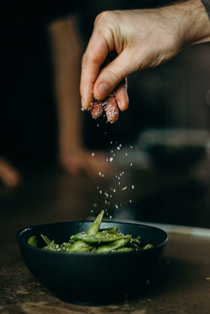 20 Malos hábitos al cocinar que ponen de los nervios a todo el mundo