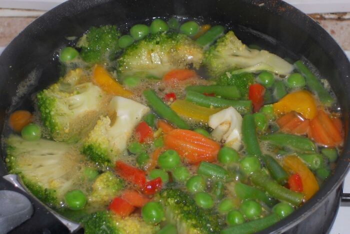 20 Malos hábitos al cocinar que ponen de los nervios a todo el mundo