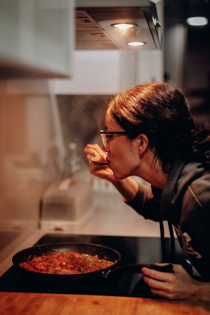 20 Malos hábitos al cocinar que ponen de los nervios a todo el mundo