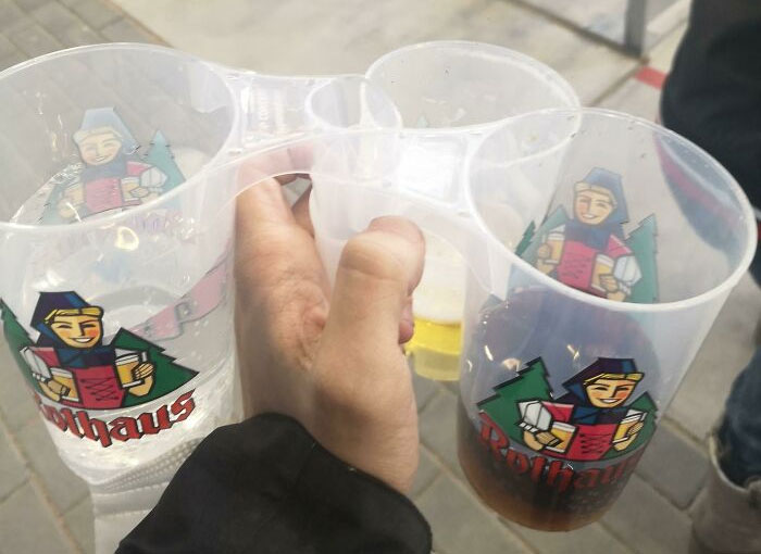 Estos vasos/tarros del estadio de fútbol de Friburgo tienen asas huecas, puedes llevar hasta cuatro en una sola mano