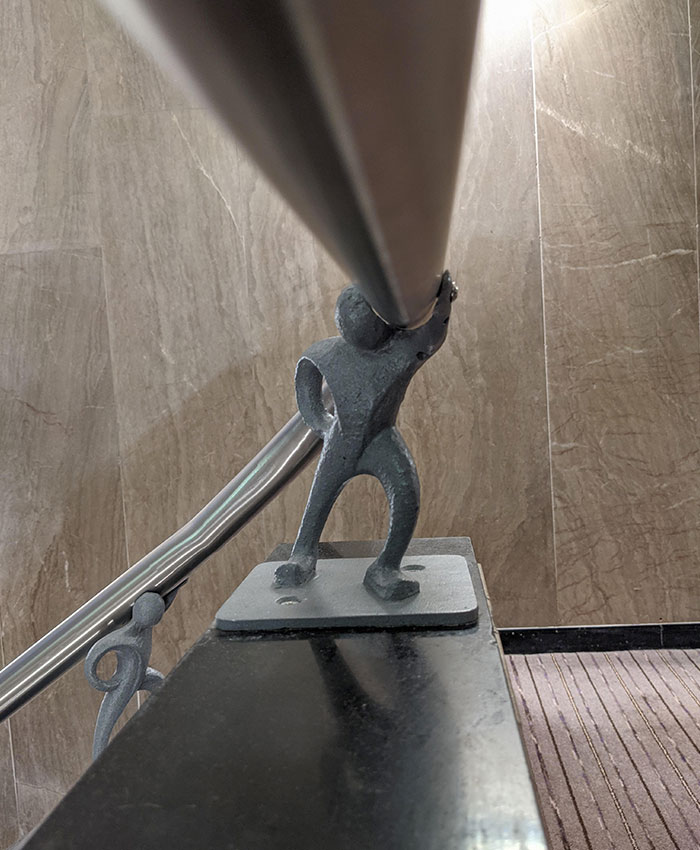 Las barandillas de mi hotel estaban sostenidas por pequeños hombres de metal