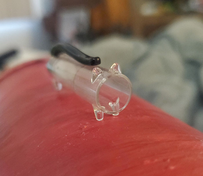 Encontré un bolígrafo y la tapa tiene forma de gato