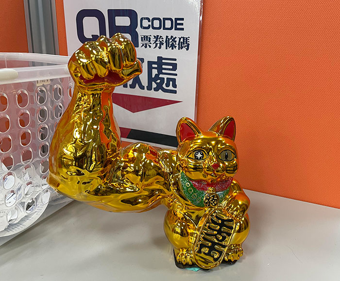 Estatua de Maneki-Neko en mi gimnasio local